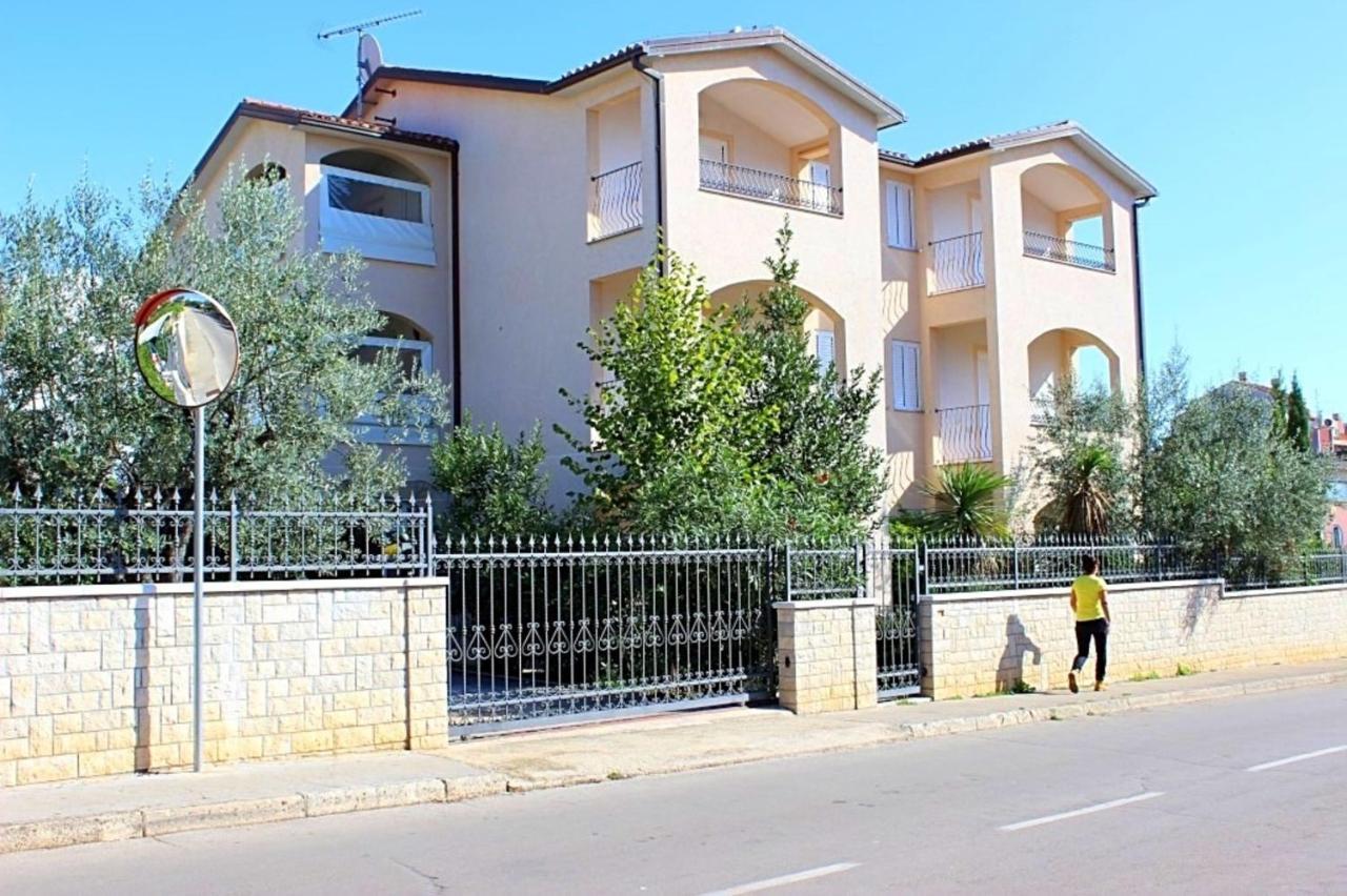 포레치 House Laura 200M From The Beach And The Center 아파트 외부 사진